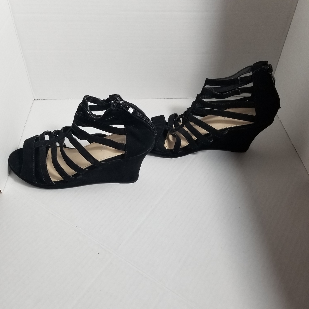 TOP MODA STRAPY BLACK WEDGE WITH ZIPPERS IN BACK SIZE 8